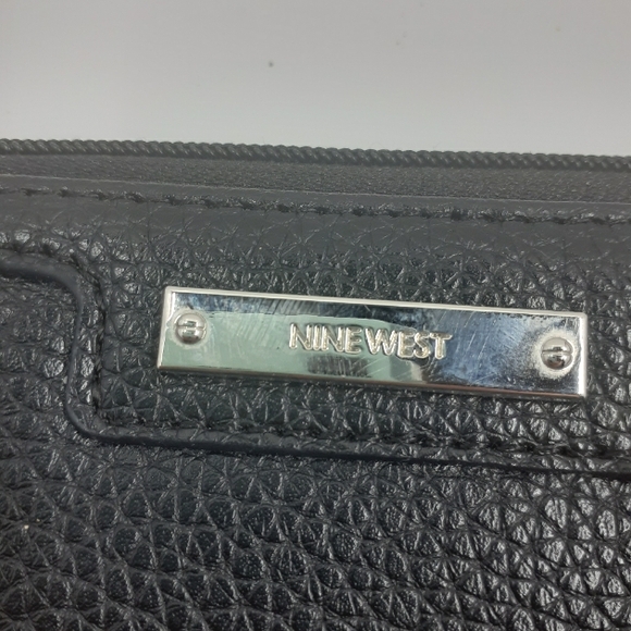 Nine West Pebbled Black Zippered Wallet Minimalist Classic Neutral - Picture 2 of 11